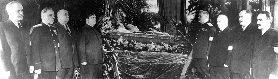 https://commons.wikimedia.org/wiki/File:Dead_Stalin_bier.jpg